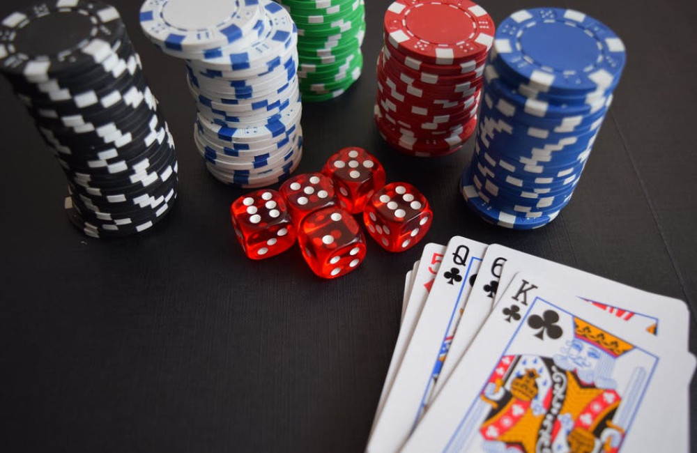 Wat maakt poker een spel van kennis en geen gokspel?